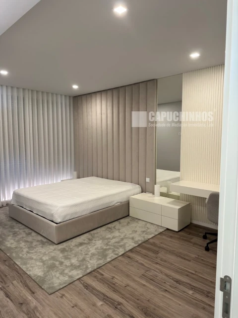 Moradia T5 para Venda em Charneca de Caparica e Sobreda