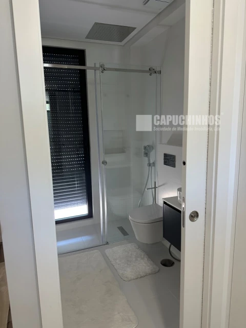 Moradia T5 para Venda em Charneca de Caparica e Sobreda