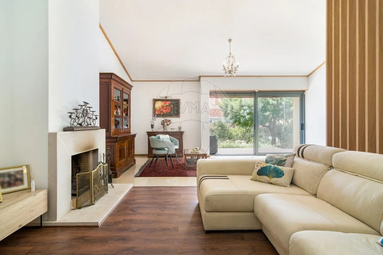 Moradia T5 para Venda em Porto Salvo Foto 9