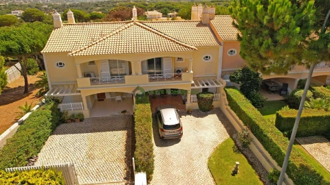 Moradia T4 para Venda em Quarteira