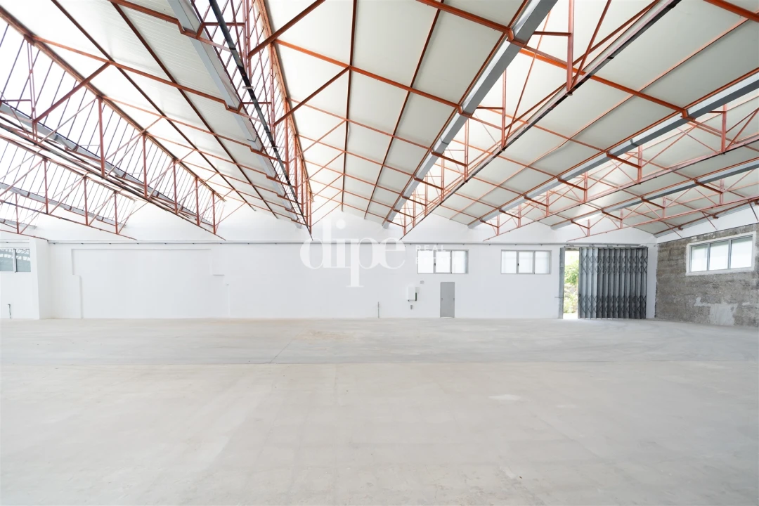 Armazém para Arrendamento em Creixomil Foto 8