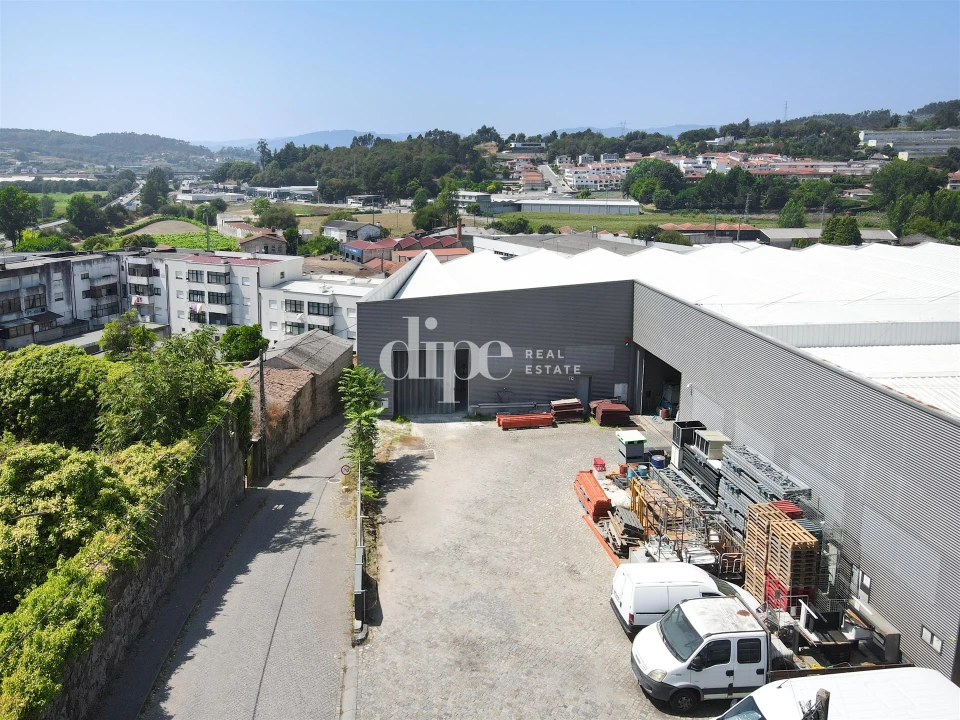 Armazém para Arrendamento em Creixomil Foto 3