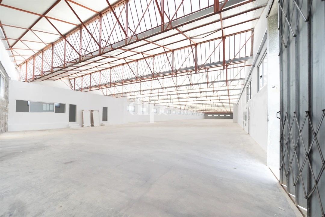 Armazém para Arrendamento em Creixomil Foto 5