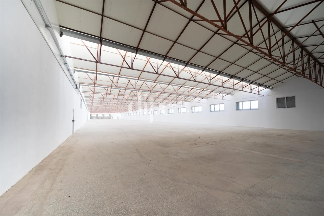 Armazém para Arrendamento em Creixomil Foto 11