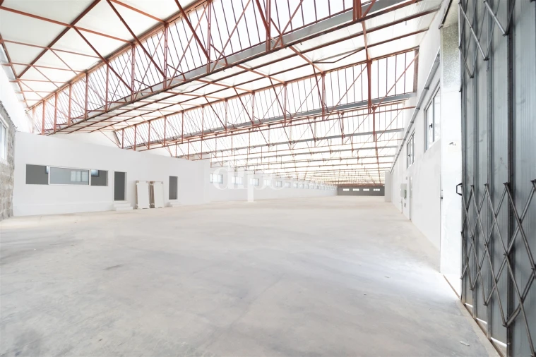 Armazém para Arrendamento em Creixomil Foto 5