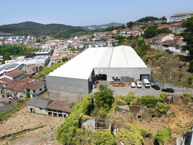 Armazém para Arrendamento em Creixomil Foto 2