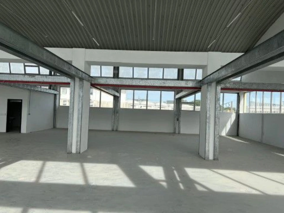 Loja para Venda em Sacavém e Prior Velho Foto 4