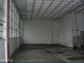Loja para Arrendamento em Santa Clara