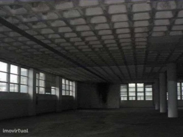 Loja para Arrendamento em Santa Clara