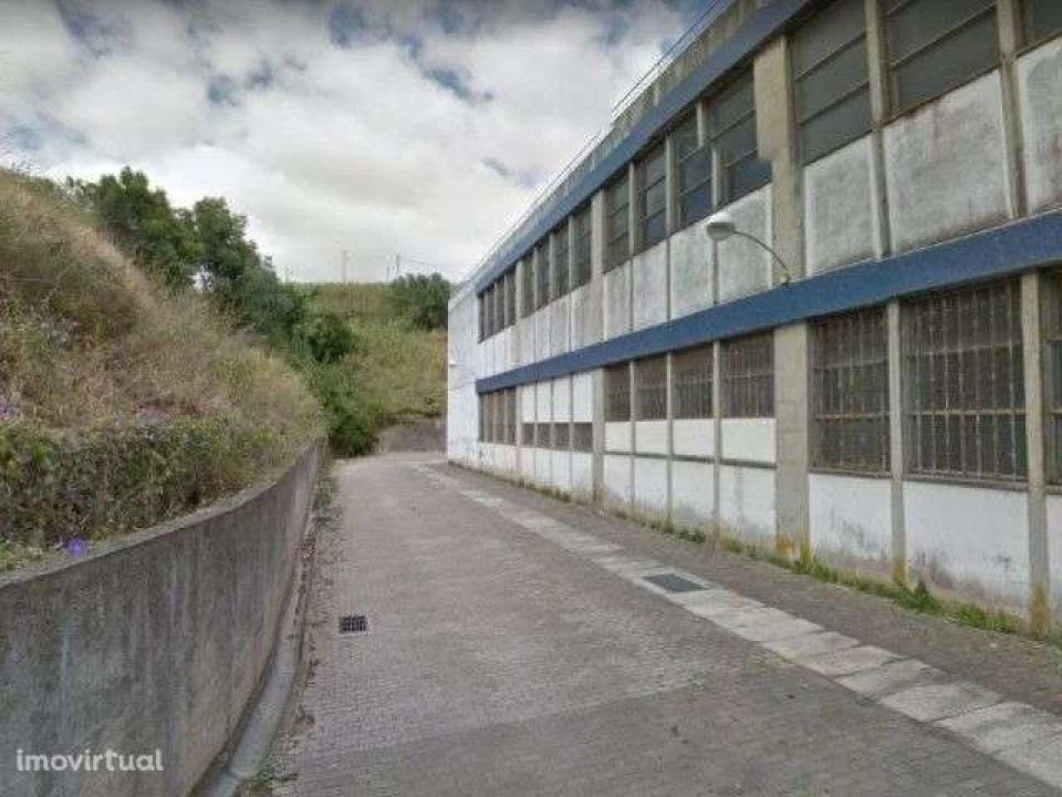 Loja para Arrendamento em Santa Clara Foto 1