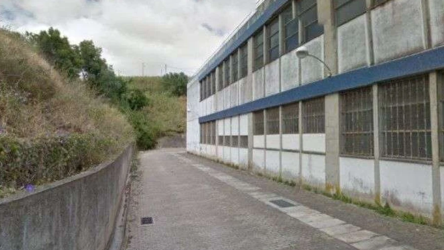 Loja para Arrendamento em Santa Clara