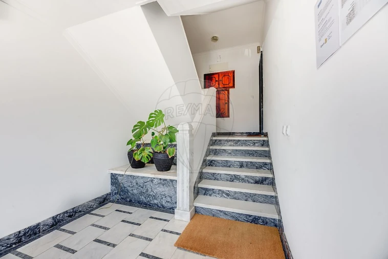 Apartamento T2 para Arrendamento em Colares Foto 29