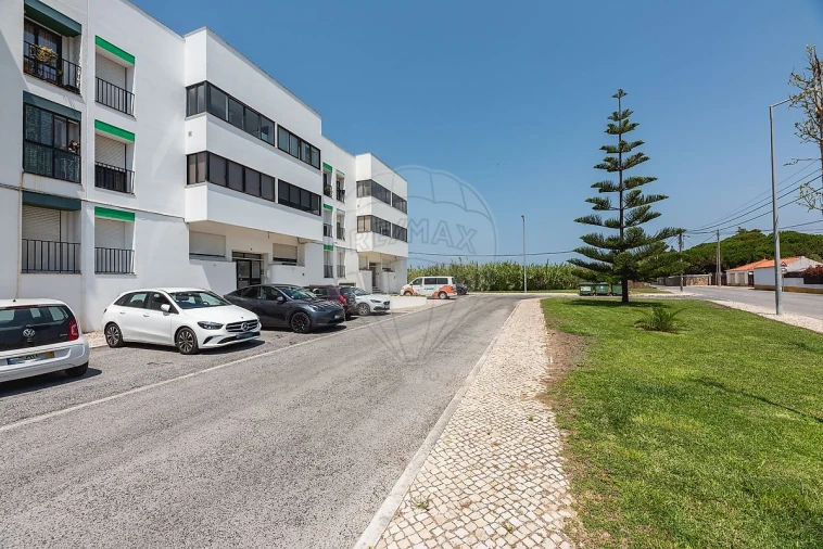 Apartamento T2 para Arrendamento em Colares Foto 31