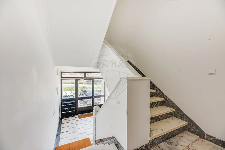 Apartamento T2 para Arrendamento em Colares Foto 28