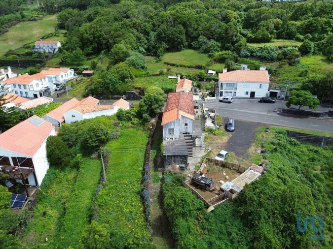 Moradia T5 para Venda em Lajes do Pico Foto 3