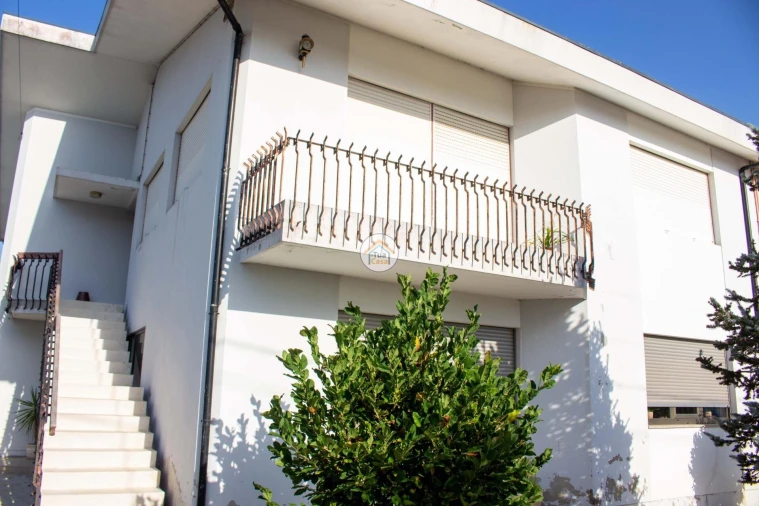 Moradia T5 para Venda em Nogueira e Silva Escura