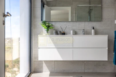 Moradia T6 para Venda em Santa Barbara de Nexe