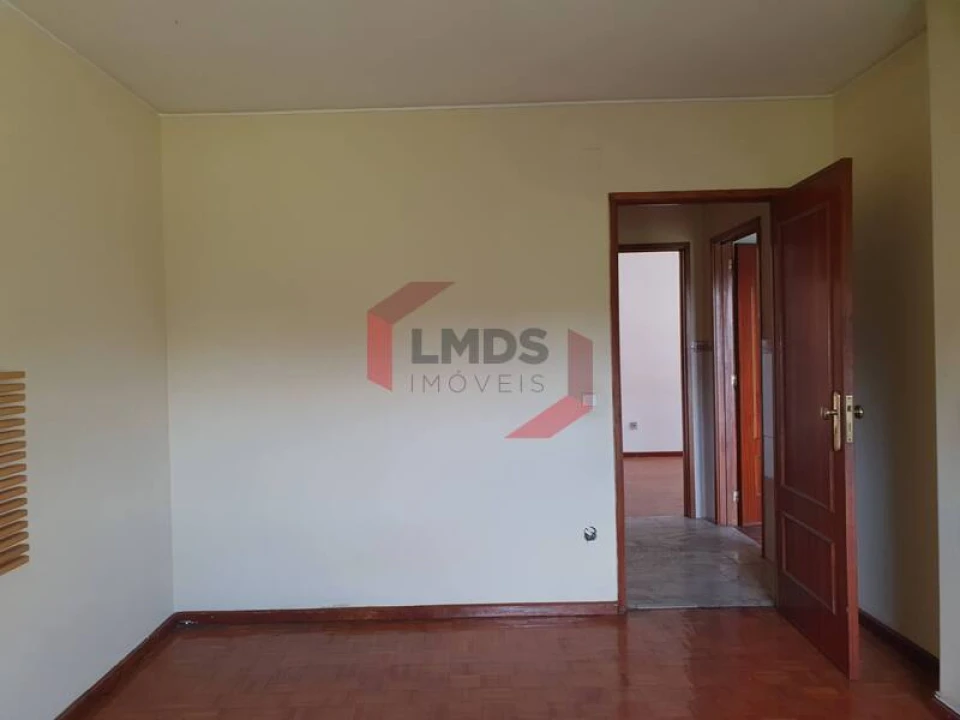 Apartamento T3 para Venda em Oliveira do Douro Foto 3