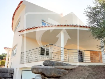 Moradia T4 para Venda em Queluz e Belas