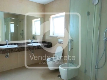 Moradia T4 para Venda em Queluz e Belas