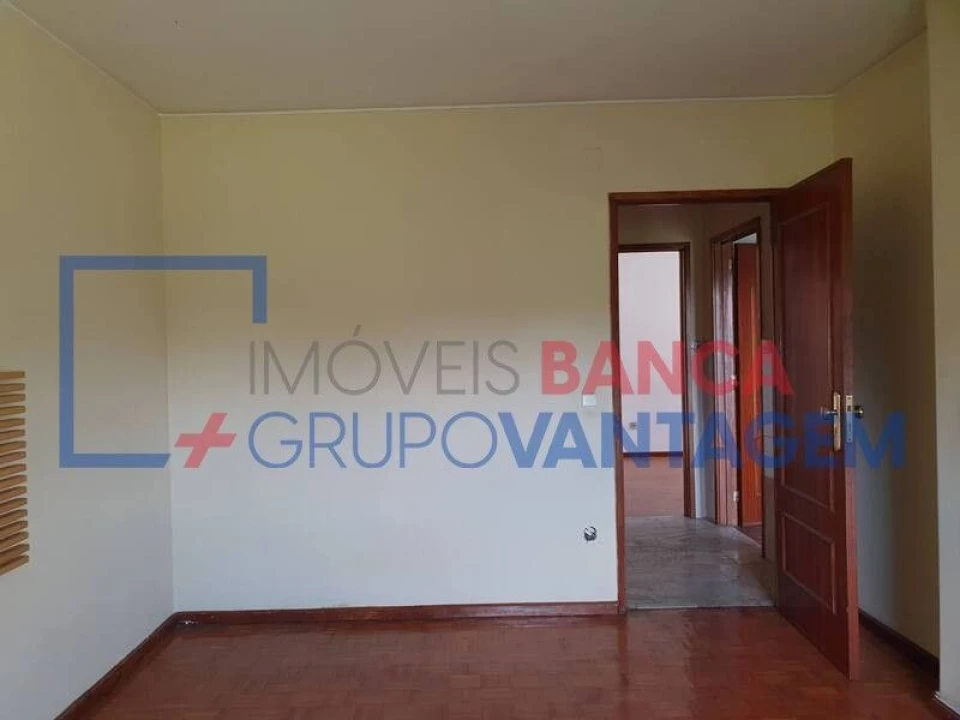 Apartamento T3 para Venda em Oliveira do Douro Foto 9