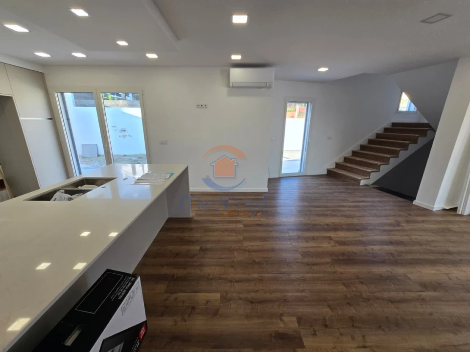 Moradia T5 para Venda em Pontinha e Famões Foto 1