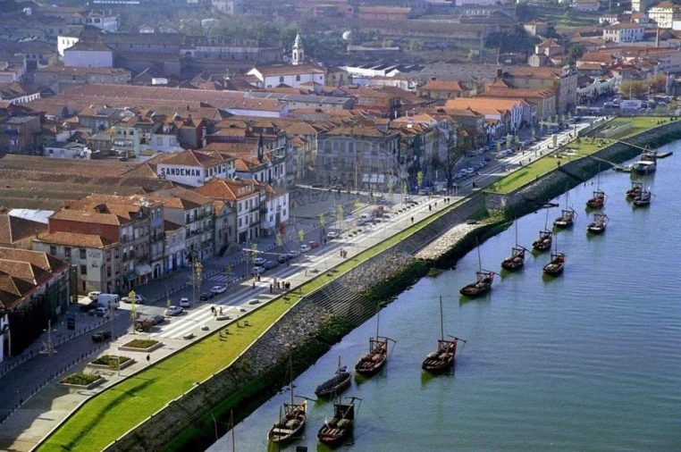 Moradia T8 para Venda em Mafamude e Vilar do Paraíso Foto 3