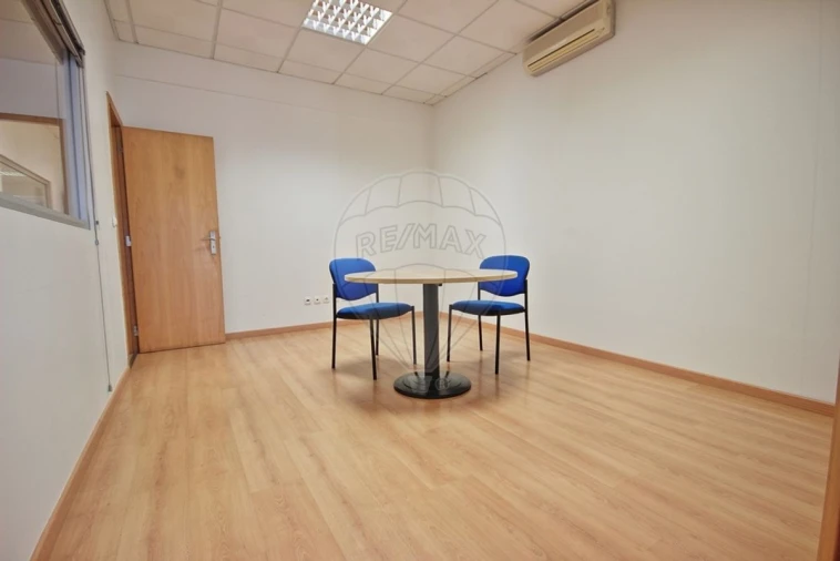 Armazém para Venda em Santa Maria e São Miguel, São Martinho, São Pedro Penaferrim Foto 44