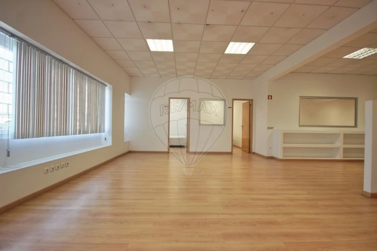 Armazém para Venda em Santa Maria e São Miguel, São Martinho, São Pedro Penaferrim Foto 33