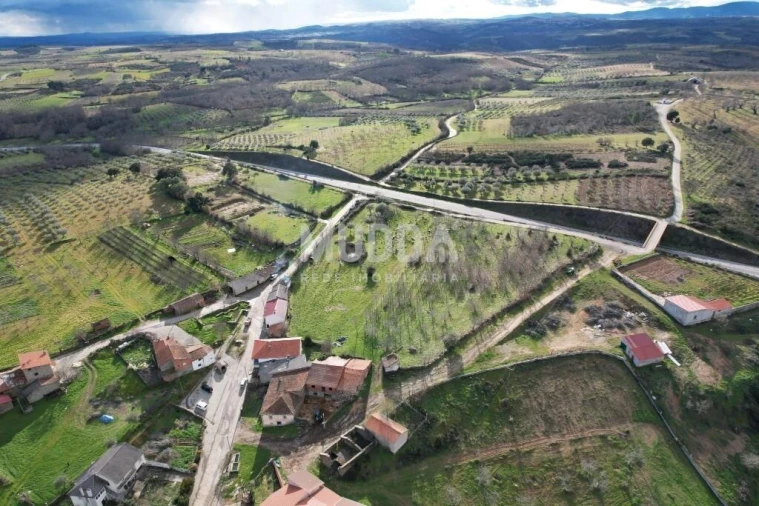 Moradia T4 para Venda em Outeiro Foto 6