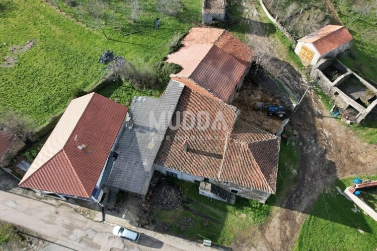 Moradia T4 para Venda em Outeiro Foto 3