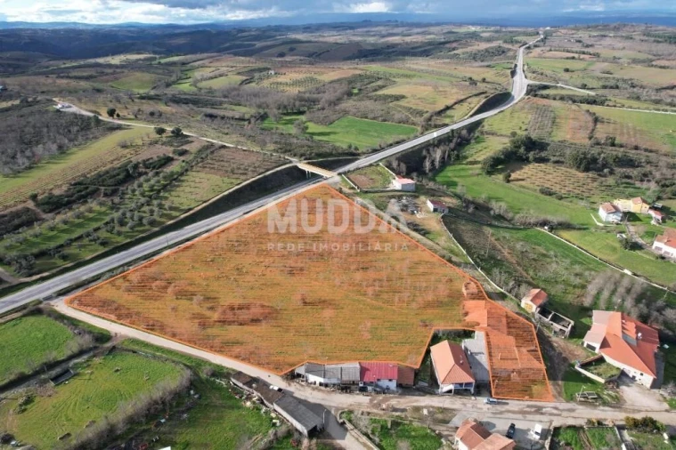 Moradia T4 para Venda em Outeiro Foto 2