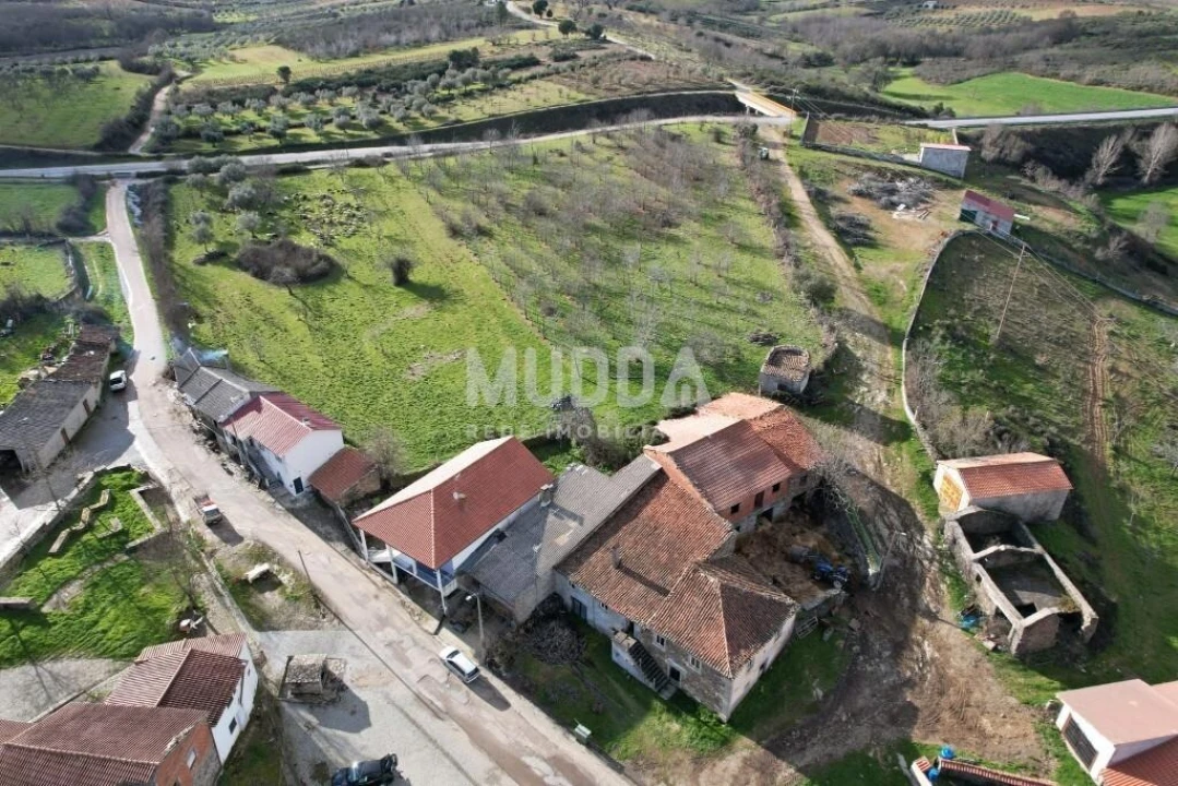 Moradia T4 para Venda em Outeiro Foto 5