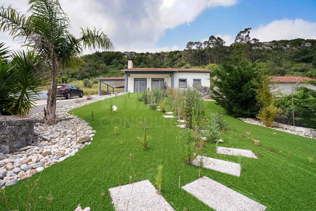 Moradia T3 para Venda em Alvados e Alcaria Foto 1