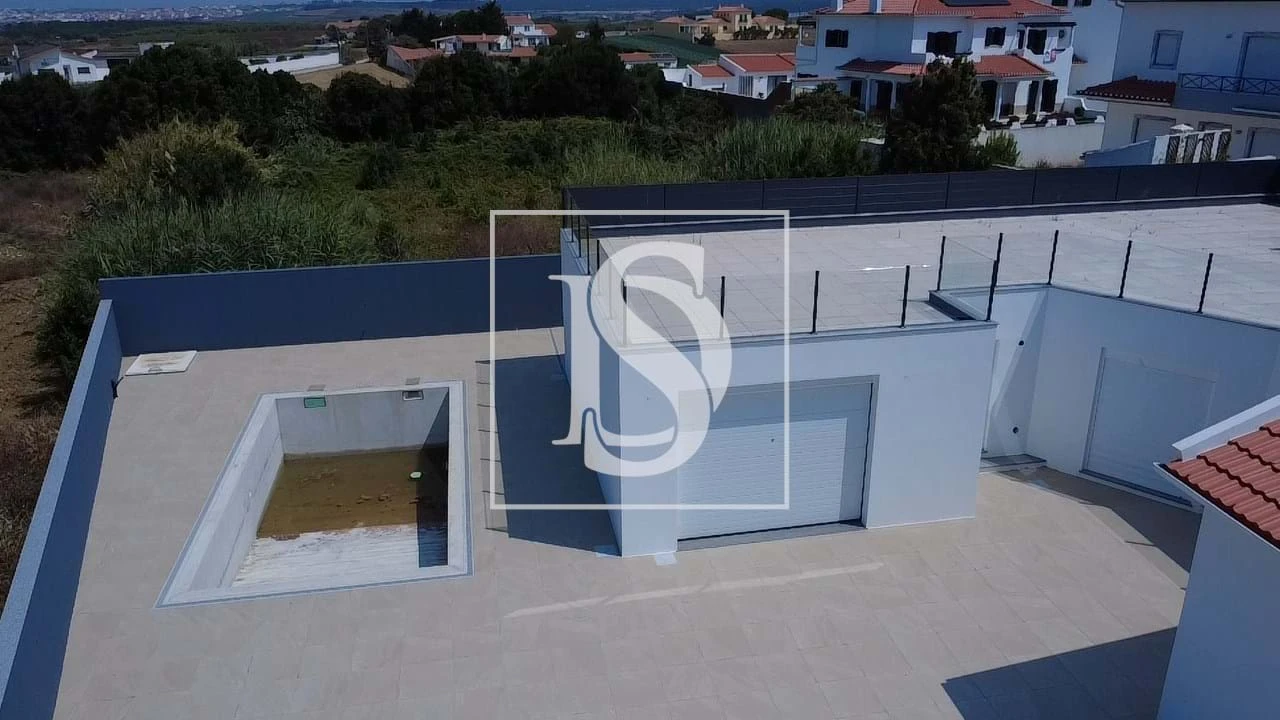 Moradia T4 para Venda em Atouguia da Baleia Foto 17