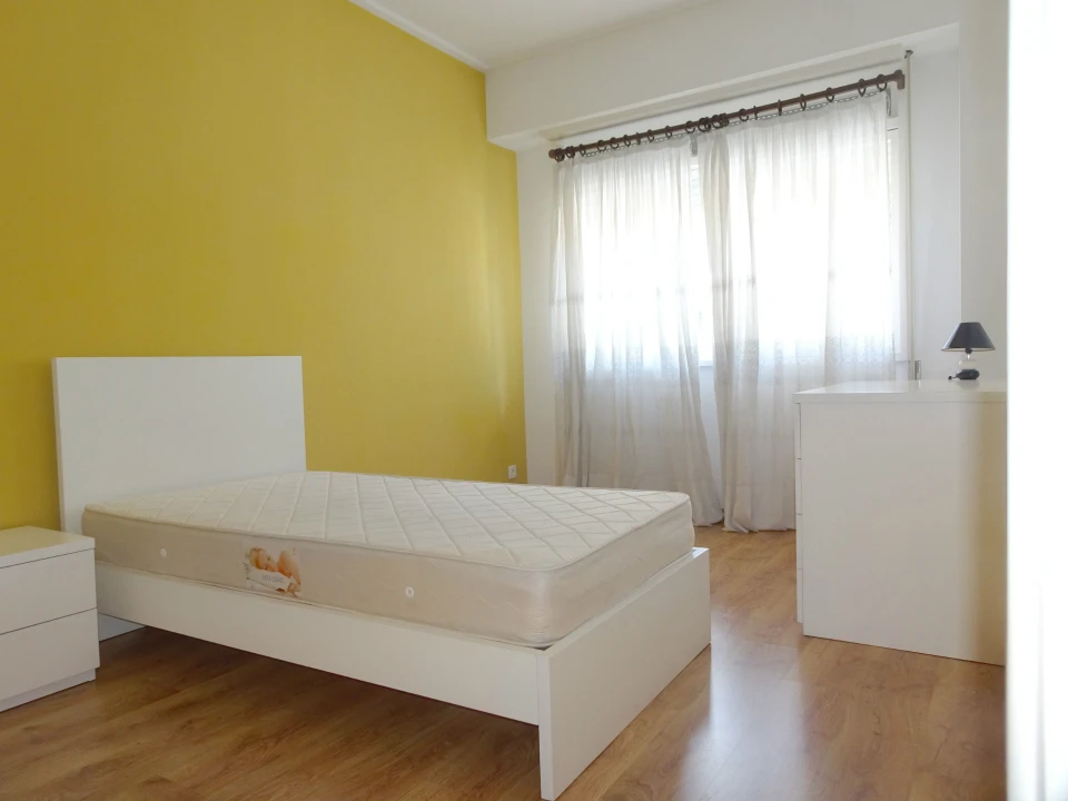 Apartamento T4 para Arrendamento em Sé Nova, Santa Cruz, Almedina e São Bartolomeu Foto 5