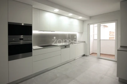 Apartamento T4 para Venda em Carcavelos e Parede