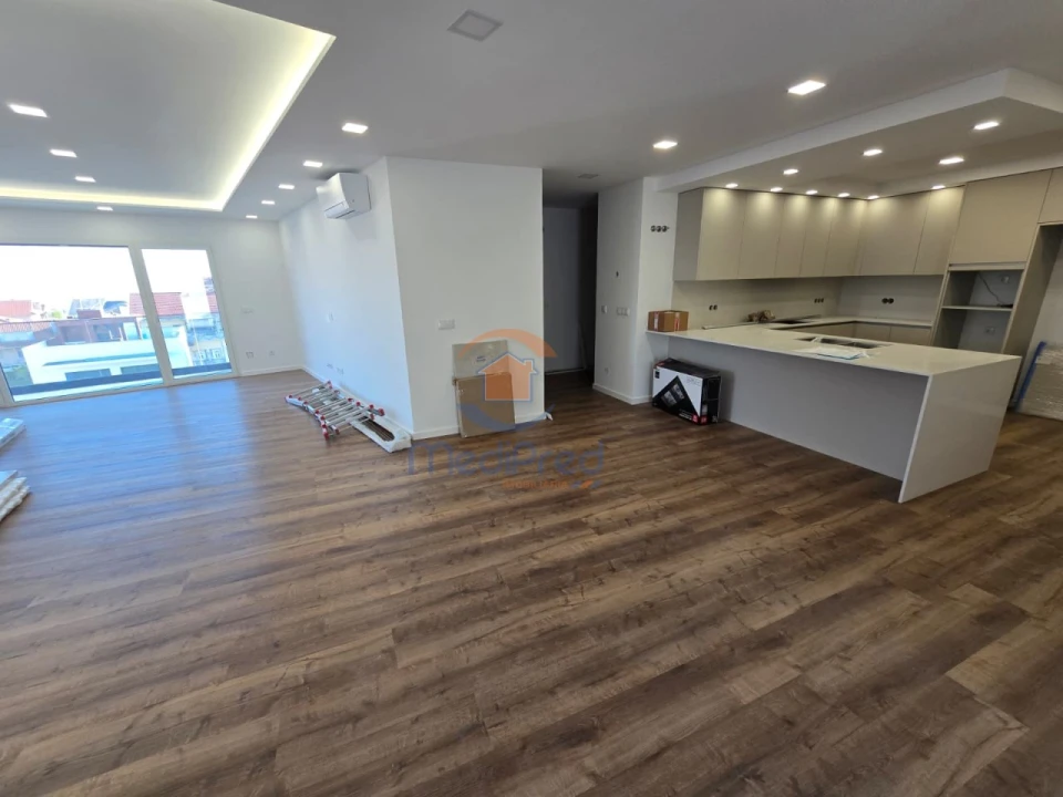 Moradia T5 para Venda em Pontinha e Famões Foto 1
