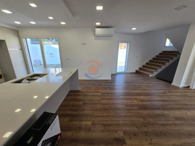 Moradia T5 para Venda em Pontinha e Famões Foto 4