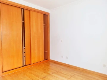 Apartamento T3 para Venda em Santa Maria e São Miguel, São Martinho, São Pedro Penaferrim