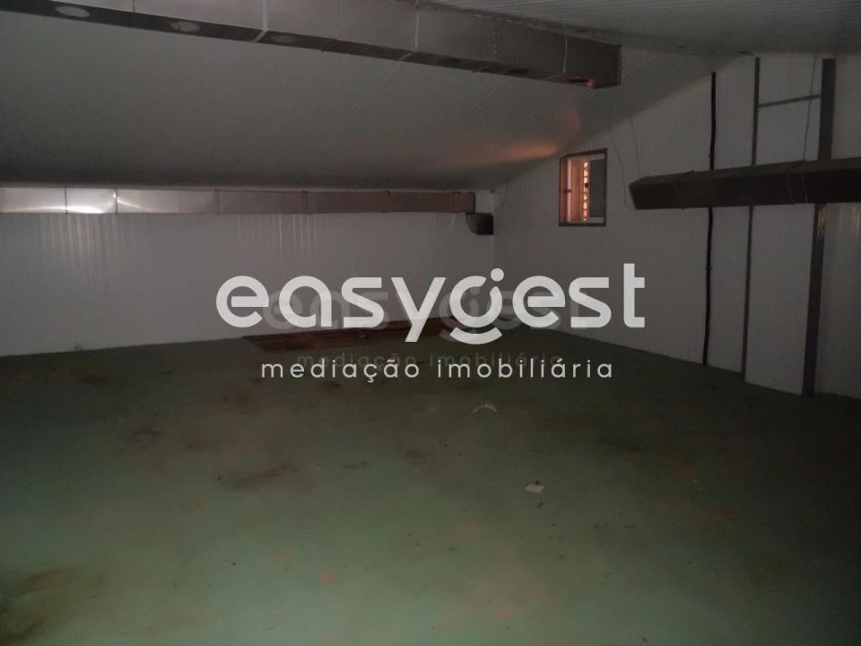 Armazém para Venda em Santa Clara de Louredo Foto 1