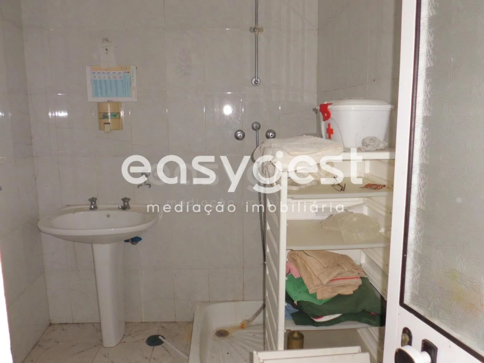 Armazém para Venda em Santa Clara de Louredo Foto 3