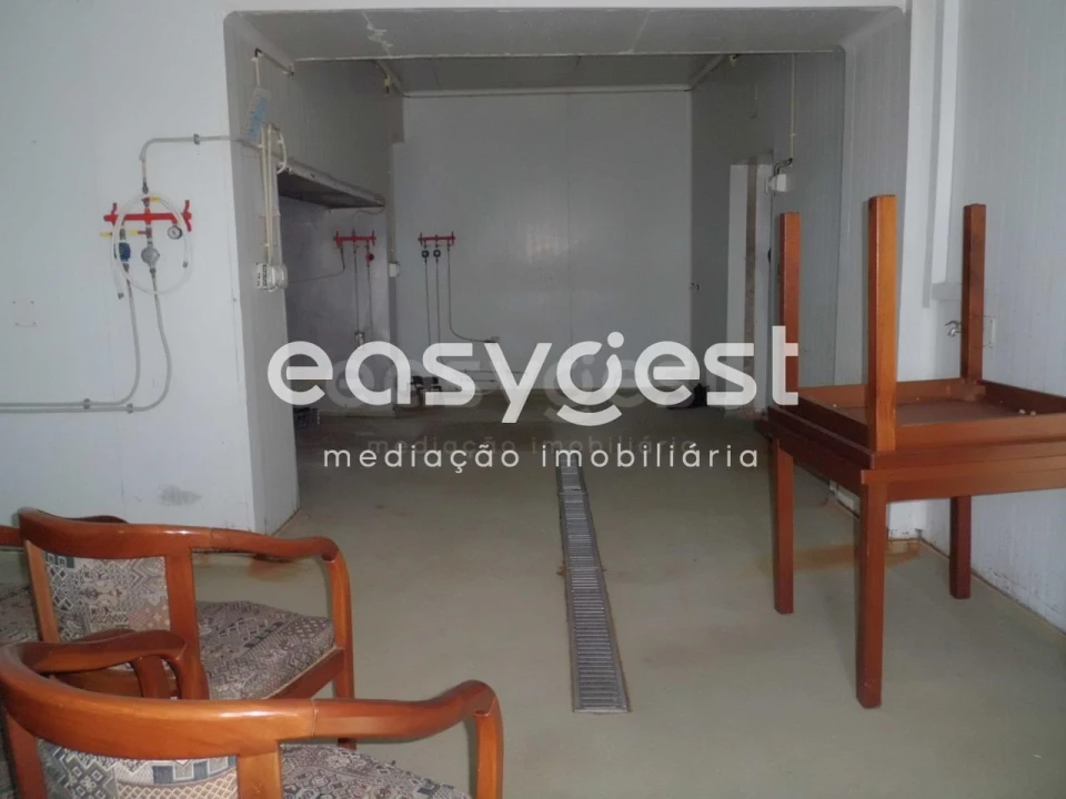 Armazém para Venda em Santa Clara de Louredo Foto 10