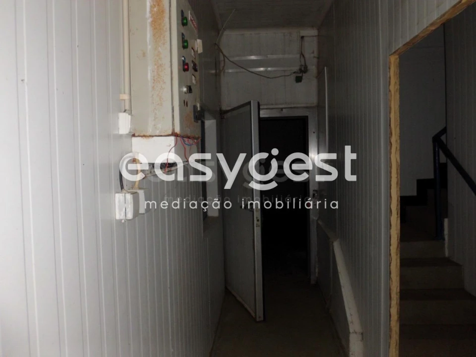 Armazém para Venda em Santa Clara de Louredo Foto 16