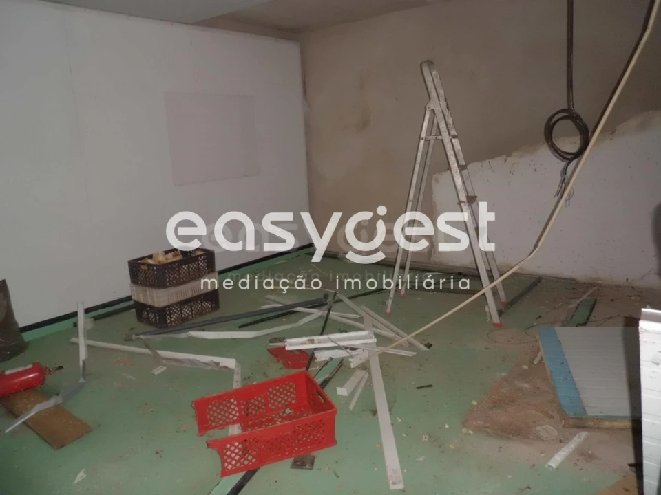 Armazém para Venda em Santa Clara de Louredo Foto 23