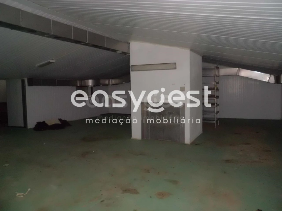 Armazém para Venda em Santa Clara de Louredo Foto 25