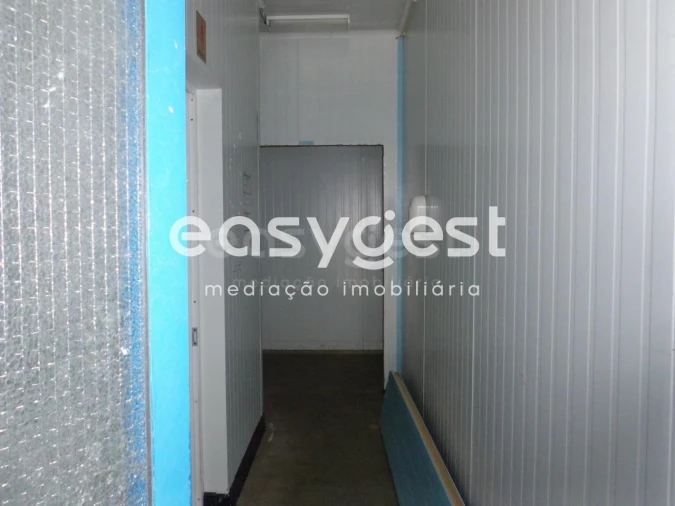 Armazém para Venda em Santa Clara de Louredo Foto 2