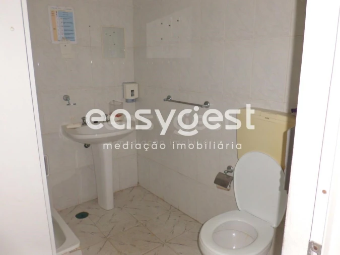 Armazém para Venda em Santa Clara de Louredo Foto 4