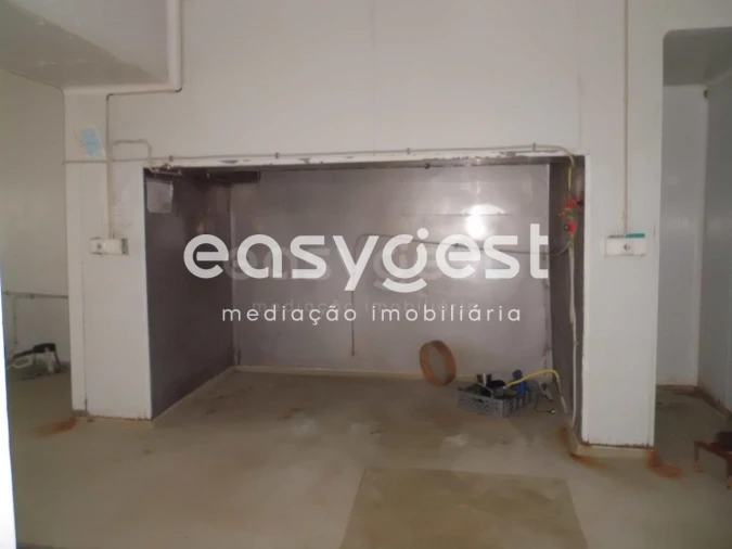 Armazém para Venda em Santa Clara de Louredo Foto 8