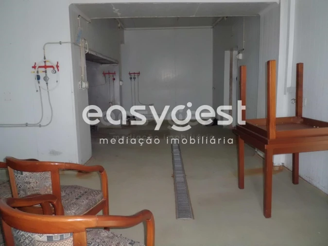 Armazém para Venda em Santa Clara de Louredo Foto 10